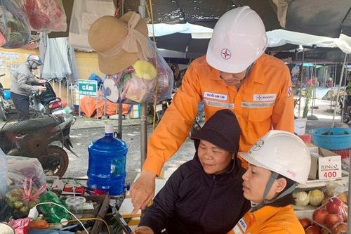 Ngành Điện hỗ trợ người dân cài đặt ứng dụng chăm sóc khách hàng