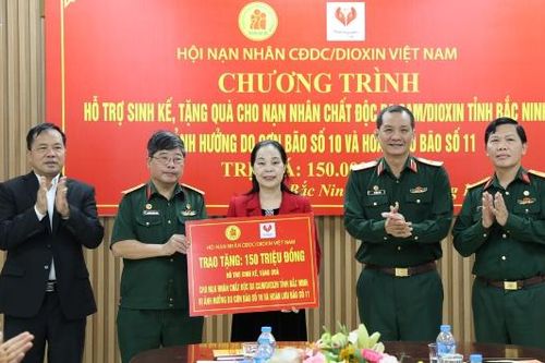 Trao 150 triệu đồng hỗ trợ các gia đình nạn nhân chất độc da cam/dioxin