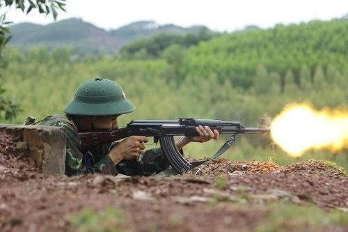 Trung đoàn 831 và 833: Diễn tập chiến thuật vòng tổng hợp có bắn đạn hơi