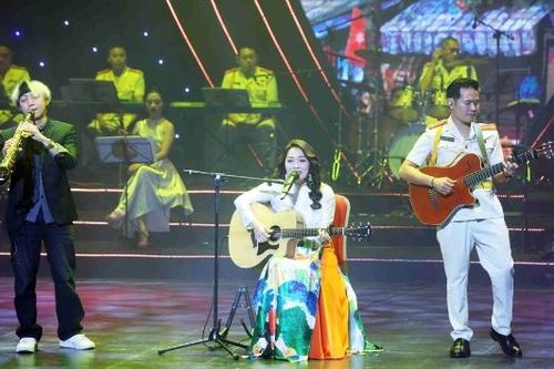 Chương trình nghệ thuật 'Thắp sáng yêu thương' gây quỹ ủng hộ đồng bào vùng lũ lụt