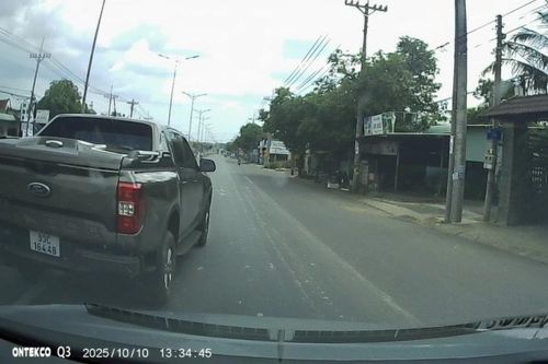 Tài xế xe bán tải tạt đầu xe khác bị mời lên làm việc sau phản ánh của người dân