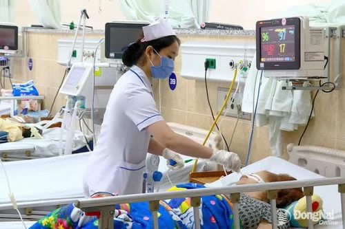 Bệnh viện quá tải: Y, bác sĩ 'căng mình' giữa áp lực bệnh nhân tăng cao