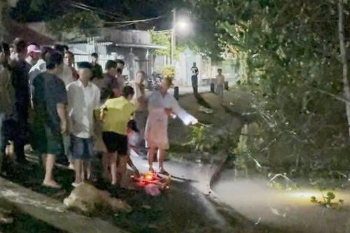 Bé trai 10 tuổi đùa giỡn trượt xuống sông chết đuối