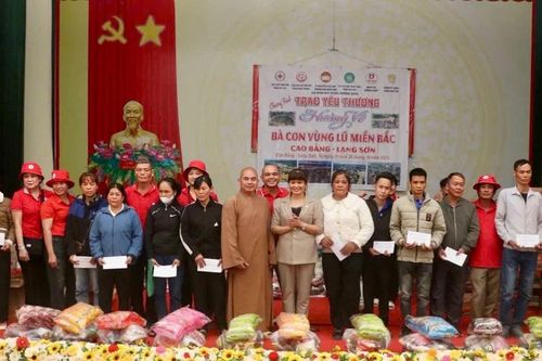 Câu lạc bộ Bạch Mai Trang trao hơn 700 triệu đồng hỗ trợ người dân vùng lũ