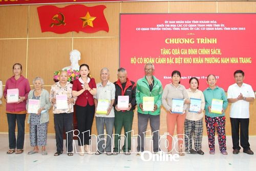 Tặng 20 suất quà cho các gia đình chính sách ở phường Nam Nha Trang
