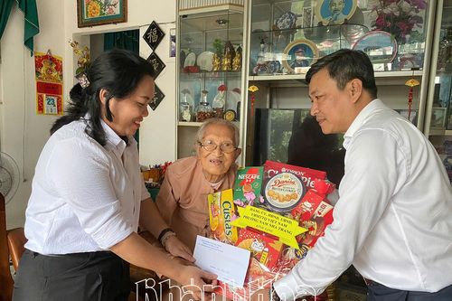 Lãnh đạo phường Nam Nha Trang thăm, tặng quà chiến sĩ tham gia Mặt trận 23 Tháng 10