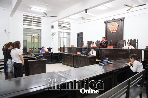 Hầu tòa vì vận chuyển tiền, hàng trái phép qua biên giới
