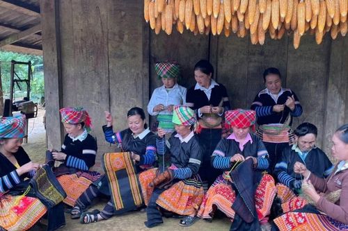 Gìn giữ bản sắc văn hóa dân tộc Mông ở Tà Xi Láng
