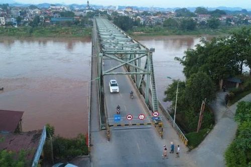 Từ 15 giờ ngày 23/10: Cho phép người đi bộ và một số phương tiện lưu thông qua cầu Yên Bái