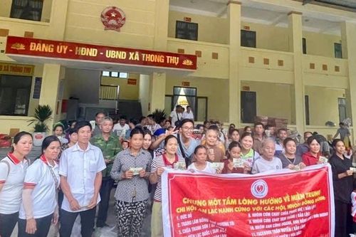 Chi hội An Lạc Hạnh trao gần 1,5 tỷ đồng và hàng chục tấn nhu yếu phẩm hỗ trợ vùng lũ