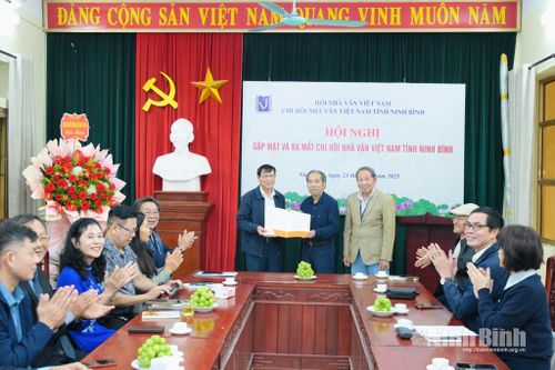 Gặp mặt và ra mắt Chi hội Nhà văn Việt Nam tỉnh Ninh Bình