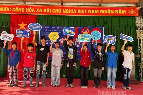 Truyền thông về an toàn mạng cho học sinh xã Hoàng Su Phì
