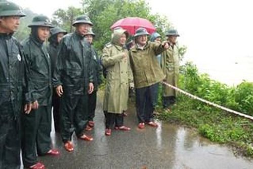 Phó Chủ tịch UBND TP. Huế Hoàng Hải Minh kiểm tra tuyến đường vào thôn Tân An bị sạt lở do nước biển xâm thực