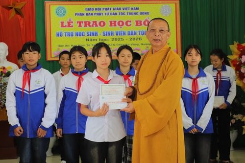 Tuyên Quang: Phân ban Phật tử dân tộc T.Ư trao 10 học bổng cho học sinh người dân tộc thiểu số