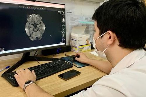 Nam sinh rối loạn tâm thần, tổn thương não vì thuốc lá điện tử