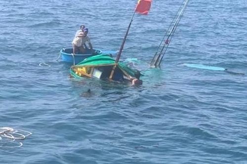 Tàu cá cùng 4 ngư dân Quảng Ngãi gặp nạn trên biển phát tín hiệu cầu cứu