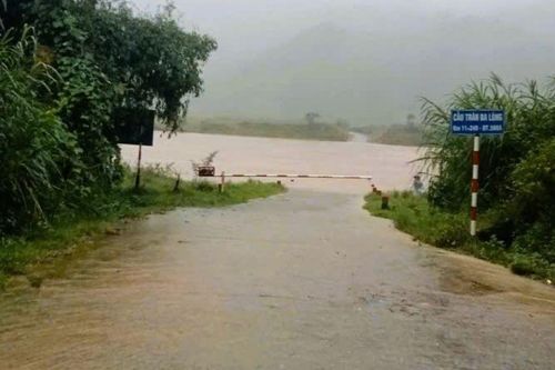 Mưa lớn gây ngập, sạt lở tại nhiều tuyến giao thông ở Quảng Trị