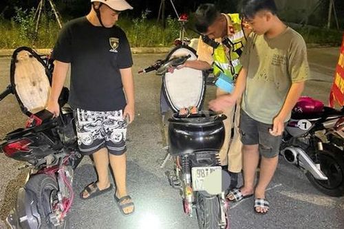 CSGT Bắc Ninh xử phạt học sinh đi xe máy điện độ, chế tăng vận tốc