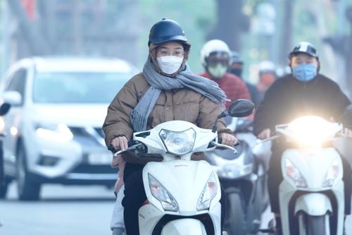 Người Hà Nội co ro trong gió lạnh đầu mùa: Khi nào nắng ấm trở lại?