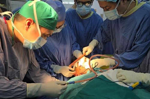 Nghẹt thở cấp cứu nam sinh bị thanh sắt đâm xuyên mặt