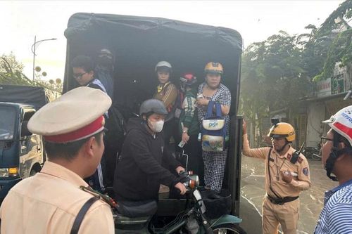 TP. Hồ Chí Minh: Mưa lớn gây ngập sâu, CSGT dùng xe chuyên dụng đưa học sinh, giáo viên qua các điểm ngập