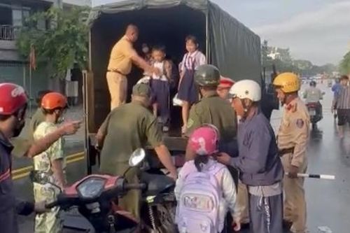 Dùng xe chuyên dụng vận chuyển hàng trăm học sinh, công nhân qua điểm ngập