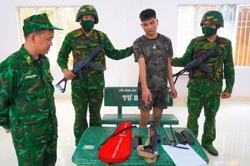 Giấu súng AK trong ống đựng cầu lông để xuất cảnh sang Campuchia