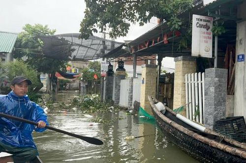 Nhiều vùng thấp trũng ở Huế bị ngập sâu, sạt lở chia cắt giao thông