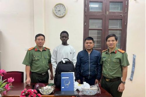 Công an xã hỗ trợ người nước ngoài tìm lại tài sản thất lạc