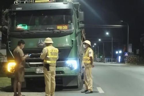 Xuyên đêm xử lý gần 100 trường hợp xe tải vi phạm