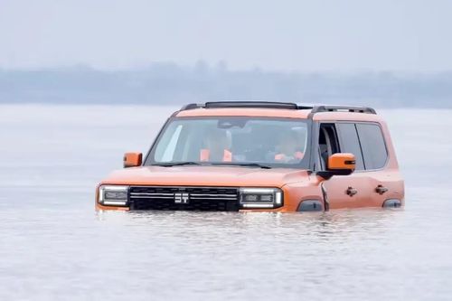 Mẫu ô tô có thể 'bơi' hơn 1km vượt sông