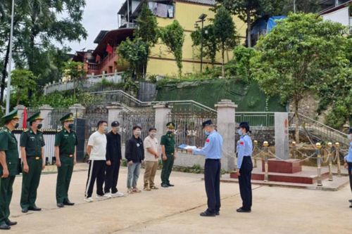 Trao trả 4 công dân Trung Quốc nhập cảnh trái phép vào Việt Nam