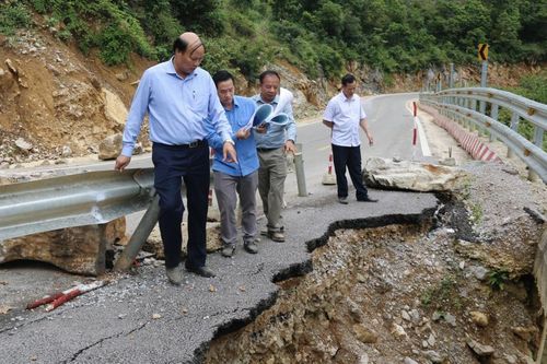 Phó Chủ tịch UBND tỉnh Hoàng Văn Thạch kiểm tra công tác khắc phục sạt lở các tuyến quốc lộ, đường tỉnh sau mưa lũ