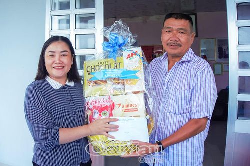Thăm gia đình chính sách nhân kỷ niệm 64 năm đường Hồ Chí Minh trên biển