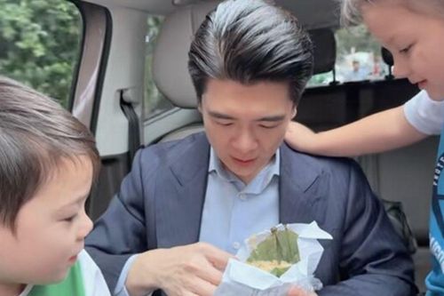 Anh chồng Phó TGĐ Ngân hàng của HH Đỗ Mỹ Linh đưa hai con đi học, 3 bố con ăn chung gói xôi vừa tiết kiệm vừa tình cảm