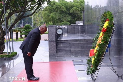 Tổng thống Nam Phi Matamela Cyril Ramaphosa vào Lăng viếng Chủ tịch Hồ Chí Minh