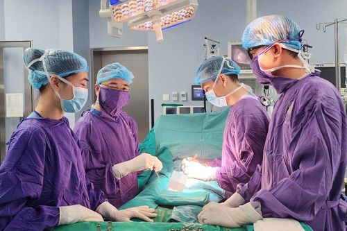 Sống 21 năm trong hình hài con gái, đi khám mới biết mình là nam