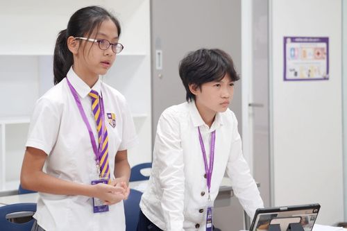 Học sinh thi tranh biện tiếng Anh về việc có nên bỏ hình phạt đình chỉ học tập