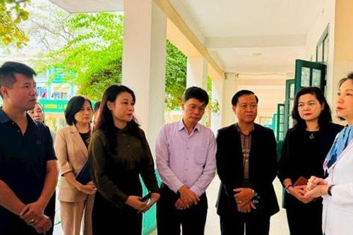 Kiểm tra đột xuất công tác thí điểm tổ chức bữa ăn bán trú cho học sinh