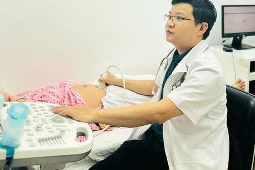 Dây rốn thắt nút có đẻ thường được không?