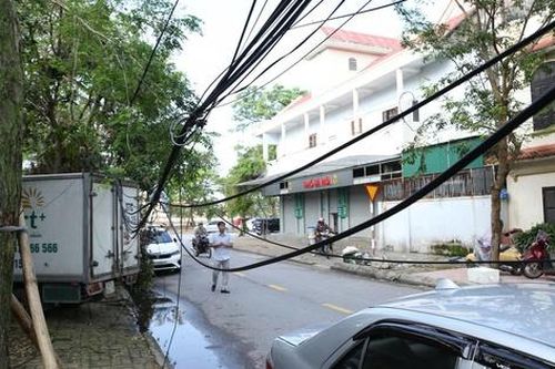 Dây cáp viễn thông rối như mạng nhện ở Nghệ An sau bão