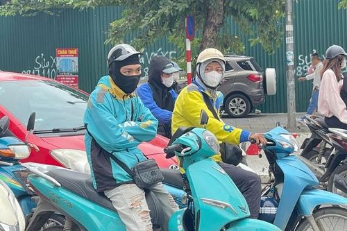 Hà Nội đón gió lạnh đầu mùa, người dân khoác áo ấm xuống phố