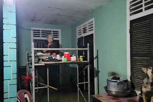 Huế: Mưa như trút, người dân, sinh viên hối hả 'chạy lũ' trong đêm