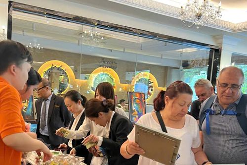 Say sưa ngắm nhìn các sản phẩm nghệ thuật của trẻ khuyết tật