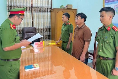 Khởi tố một giám đốc đổ gần 120 tấn chất thải gây ô nhiễm môi trường
