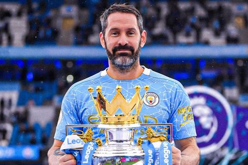 Thủ môn gây tranh cãi của Man City giải nghệ