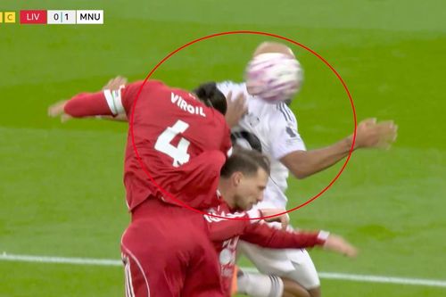 Lý giải bàn thắng tranh cãi của MU trước Liverpool