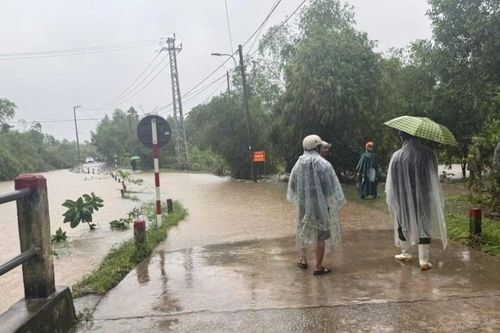 Huế: Nhiều trường tiếp tục 'đóng cửa', ô tô bị cuốn trôi khi vượt qua đường ngập