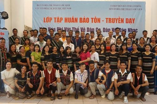 Truyền dạy văn hóa phi vật thể dân tộc Mạ gắn với phát triển du lịch