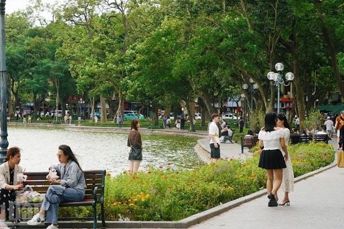 Người dân Hà Nội thích thú 'check-in' khi gió lạnh đầu mùa về